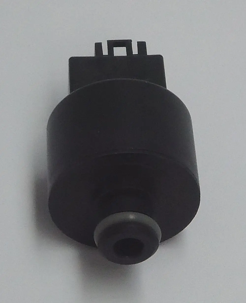 Schwarzer Sensor mit Steckeranschluss und einem Anschlussrohr, der zur Überwachung des Wasserdrucks in Daikin-Systemen verwendet wird.